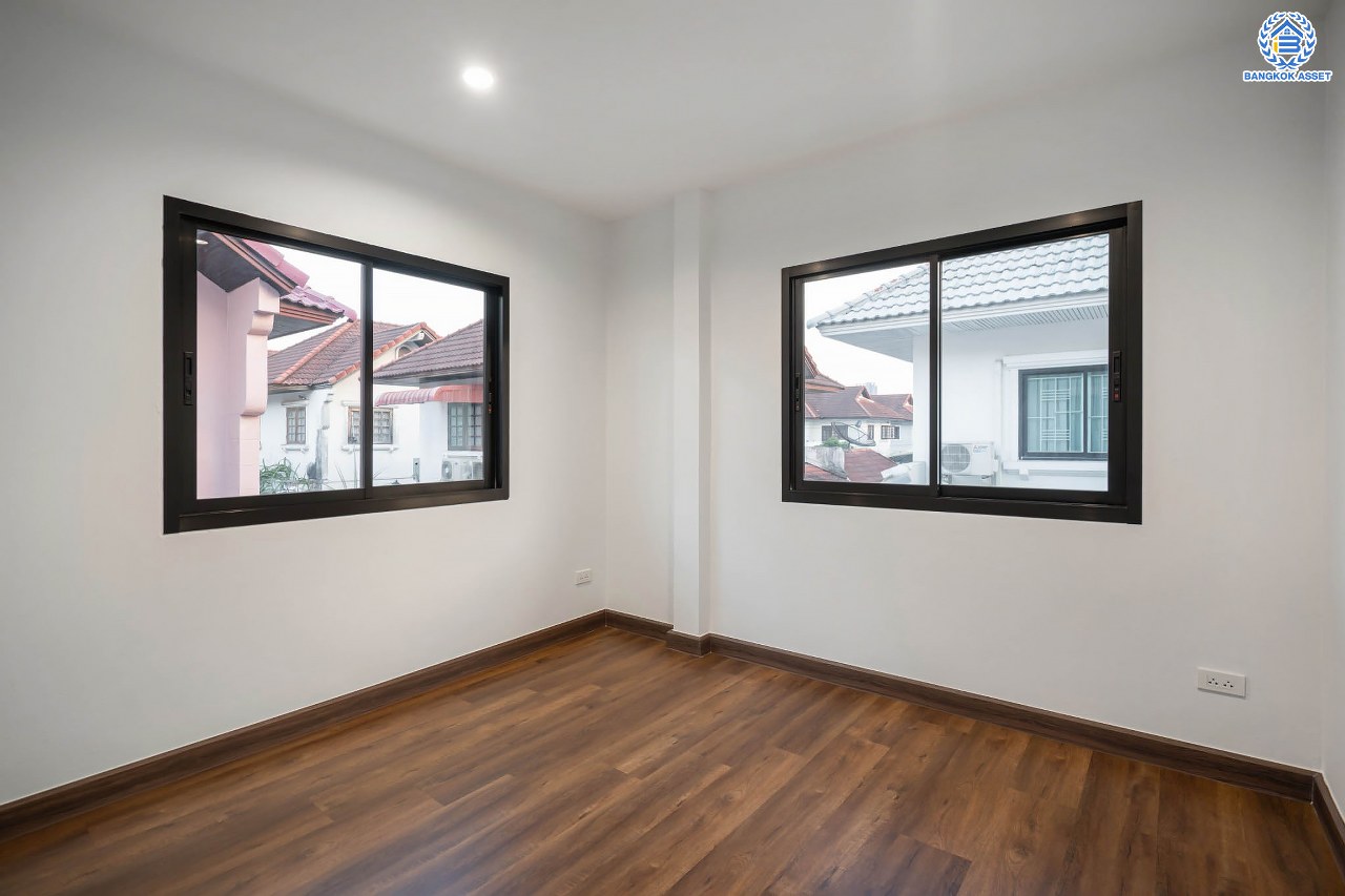 บ้านมือสองตกแต่งใหม่ โครงการ มณียา3 รัตนาธิเบศร์-ท่าอิฐ แบรนด์ Property Perfect หลังใหญ่ เนื้อที่ 65.3 ตร.ว. ฟังก์ชันครบ! 3 ห้องนอน 2 ห้องน้ำ 1 ห้องอเนกประสงค์ 2 ที่จอดรถ บนทำเลที่ดีที่สุด! เชื่อมต่อถนนรัตนาธิเบศร์ และถนนราชพฤกษ์ ใจกลาง 2 เซ็นทรัลฯ ใกล้ MRT "สถานีบางรักน้อยท่าอิฐ" และทางด่วน "งามวงศ์วาน"